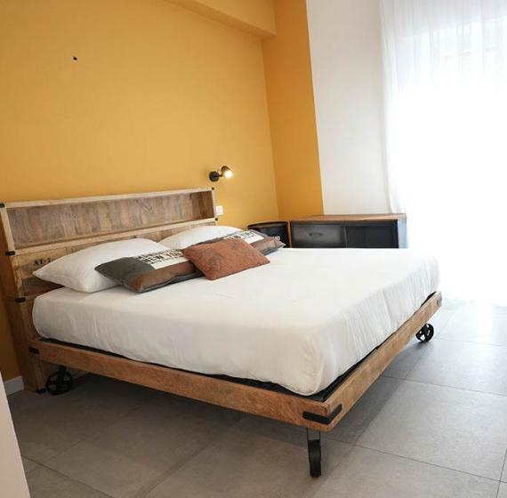 rossfamilysuites en three-bed-room-executive 011